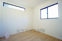 2面採光を確保した明るい室内は、風通しも良く、大変居心地の良い空間となっております。爽やかな風を感じて起きる朝は、快適生活の始まりに。