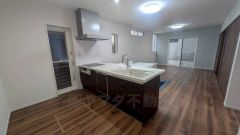 リビングにいるお子様を見守りながらお料理ができる対面キッチン。カウンタートップの汚れもサッと拭き取ることができ、お掃除ラクラク＾＾