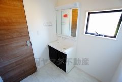 同仕様写真。三面鏡つき洗面台。鏡裏にたっぷりとした収納スペースがあります。鏡を閉めてしまえば小物は見えないため、スッキリとした印象の洗面台にできます。