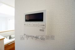 キッチン横からお湯張り、追い炊き、足し湯がボタン一つで楽々操作できる給湯機リモコンです。忙しい夕飯の準備の時間帯に重宝しますね。