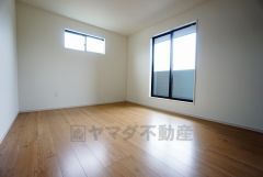 寛ぎの時間を紡ぎだす主寝室は、大型ベッドを置いても余裕の広さを確保しています。