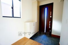 たっぷり収納できるシューズボックスです。家族全員の靴がきれいに整頓できます。棚の上にお花や写真を飾っても良いですね。