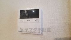 キッチン横からお湯張り、追い炊き、足し湯がボタン一つで楽々操作できる給湯機リモコンです。忙しい夕飯準備の時間帯に重宝しますね。