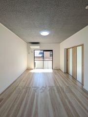 リビングは広々とした設計で、家族が集い、寛ぐ暮らしの空間を演出しています。