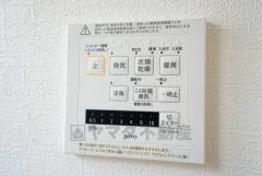 雨の日の洗濯も安心できる浴室暖房乾燥機付き浴室。リモコンで操作もボタン1つで簡単。
