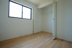 同仕様写真。暖かい日差しが差し込む洋室。たっぷり収納できるクローゼット付きでお部屋の中をすっきりと快適に保てます。