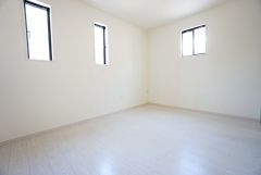 住む人のこだわりを活かす洋室。日当たりがよく、寝室としての利用もおすすめ。広めのクローゼットには荷物をすっきり片付けられ、ゆとりのある暮らしが出来ます＾＾