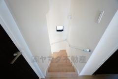 踏み場の広い手摺付き階段は、高齢の方でも安心できますね。