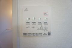 同仕様写真。浴室暖房乾燥機付き。天候に左右されず、いつでも好きなときに洗濯物を干せるので、仕事や家事で忙しい方に重宝します。