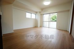 リビングは広々とした設計で、家族が集い、寛ぐ暮らしの空間を演出しています。思い思いの時間を過ごしたり、家族みんなで食事をしたり、素敵な団らんの場になりますね。