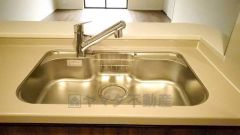 広々としたステンレスシンクには、洗剤やスポンジを収納出来るラック付き。広さも確保しているので、大きなお鍋も洗いやすいです。