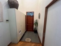 玄関上部が吹抜けになっており、風通しの良い設計になっております。大容量のシューズボックスは家族全員の増えがちな靴や物をすっきり収納できます。