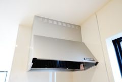 お手入れが簡単なスリム型レンジフードです。調理により発生する油煙や臭いを吸い込み、屋外へ排気してくれます。