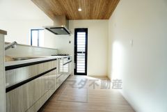 リビングにいるお子様を見守りながらお料理ができる対面キッチン。カウンタートップの汚れもサッと拭き取ることができ、お掃除ラクラク＾＾