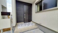 家の顔となる玄関扉がかっこいいと、たくさんの人を招き入れたくなりますね＾＾奥まって設置されており、雨にも濡れにくくなっています。