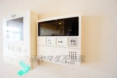 キッチン横からお湯張り、追い炊き、足し湯がボタン一つで楽々操作できる給湯機リモコンです。忙しい夕飯準備の時間帯に重宝しますね。