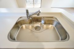 広々とした凸型シンクに洗剤ポケットを標準装備。大きなお鍋など洗いやすいです。