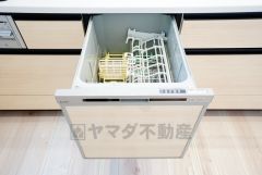 食事の後の手間を解消する食器洗い乾燥機を標準装備。手洗いよりも断然節約でき、節水で自然にもやさしいです。