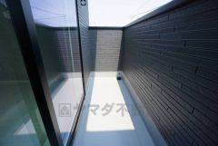 陽当たりの良いバルコニーです。お洗濯やお布団干しはもちろん、日光浴スペースにも。足元は防水工事施工済です。