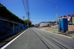 前面道路は広く、車同士がすれ違うスペースが十分にあります。落ち着いた住宅地内で快適な生活を実現してみませんか＾＾