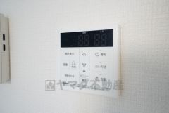 キッチン横からお湯張り、追い炊き、足し湯がボタン一つで楽々操作できる給湯機リモコンです。忙しい夕飯準備の時間帯に重宝しますね。