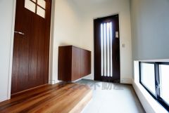 同仕様写真。たっぷり収納できるシューズボックスです。家族全員の靴がきれいに整頓できます。棚の上にお花や写真を飾っても良いですね。