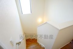 小さなお子様やご高齢の方でも安心できる、手すり付き階段。段差も低めで設定されており、安全性にも優れています。