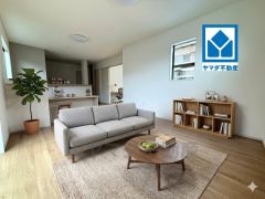 家具はイメージです。家族が集まる開放的なリビング。思い思いの時間を過ごしたり食事をしたり、素敵な団らんの場になりますね＾＾