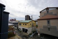住宅地ですが隣家との高さを変えてバルコニーを設置しているので景色を楽しめるようになっています。また南向きで陽射しも確保しています。