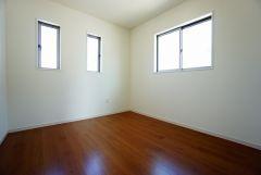 同仕様写真。2面採光を確保した明るい室内は、風通しも良く、大変居心地の良い空間となっております。日当たりがよく、子供部屋としての利用もおすすめ。