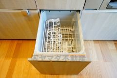 同仕様写真。食事の後の手間を解消する食器洗い乾燥機付。冬場の洗い物で手荒れの悩みもなくなります。
