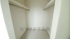 収納力豊富なウォークインクローゼット。洋服や小物などを1箇所にまとめて美しい収納を実現します。スーツケースのような大型の荷物も置けます＾＾