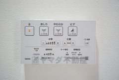 壁リモコンタイプのウォシュレット付き。すっきりした見た目で、トイレ奥の掃除もしやすいです。