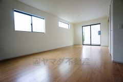大きな窓のあるリビングは、陽光あふれる明るい空間です。居心地良く、ご家族皆がゆったり寛げる憩いの空間となりそうです。