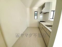 リビングやダイニングからキッチン周りが丸見えにならない対面式キッチン。テレビ鑑賞や家族との対話がしやすく、ご家族の温かい時間を演出します。