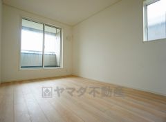 同仕様写真。寛ぎの時間を紡ぎだす主寝室は、大型ベッドを置いても余裕の広さを確保しています。