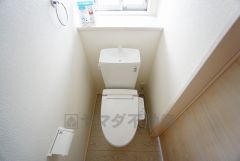 同仕様写真。温水洗浄機付トイレです。節水機能もあるので、安心して使えますね。もちろん、1階2階の2ヶ所にトイレがあるので、忙しい朝にもゆとりができますね。