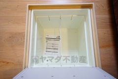 同仕様写真。キッチンにある床下収納は、居住スペースを減らさずに買い置きの調味料や非常食などを保管することができます。