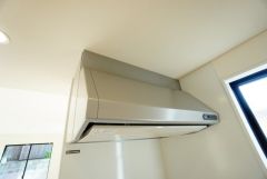 コンロ上には換気扇完備＾＾すぐ横に小窓が設けられているので、換気扇と合わせてWで換気できます＾＾