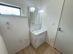 三面鏡つき洗面台。鏡裏にたっぷりとした収納スペースがあります。鏡を閉めてしまえば小物は見えないため、スッキリとした印象の洗面台にできます。