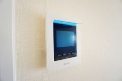 防犯性、セキュリティ対策に安心できるテレビモニター付きインターフォンです。セールスマン対策にもなり安心できます。