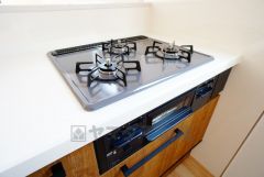 複数の調理を一度に行うことができる3口コンロ。効率よくお料理が出来ます。毎日のお料理も楽しくなりますね＾＾