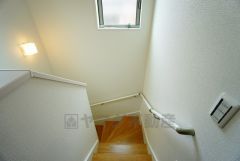 同仕様写真。小さなお子様やご高齢の方でも安心できる、手すり付き階段。段差も低めで設定されており、安全性にも優れています。小さなお子様やご高齢の方でも安心できる、手すり付き階段。段差も低めで設定されてお