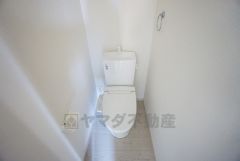 温水洗浄機付トイレです。節水機能もあるので、安心して使えますね。もちろん、1階2階の2ヶ所にトイレがあるので、忙しい朝にもゆとりができますね。
