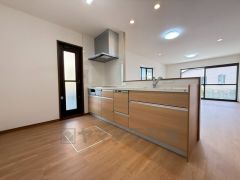 家族とコミュニケーションを取りやすい対面式キッチン。勝手口からは光が差し込み、換気もしやすく便利。