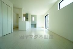 リビングは広々とした設計で、家族が集い、寛ぐ暮らしの空間を演出しています。思い思いの時間を過ごしたり、家族みんなで食事をしたり、素敵な団らんの場になりますね。