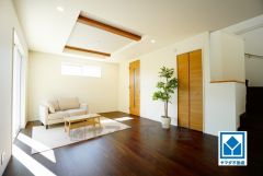 家具はイメージです。折り上げ天井により空間に奥ゆき生まれ、部屋がより広く見えます。