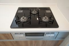 同仕様写真。複数の調理を一度に行うことができる3口コンロ。効率よくお料理が出来ます。毎日のお料理も楽しくなりますね＾＾