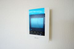 防犯はもちろん、セールスマン対策にもなるモニター付きインターホンです。お子さん1人での留守番時にも活躍しそうです。