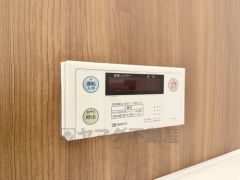 湯量・湯温の設定、そして保温までワンタッチのフルオートバス。便利な追い炊き機能付きです。